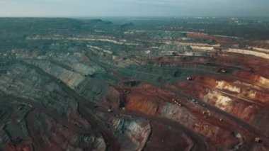 Panorama havadan görünümü açık çukur maden kömür madenciliği, damperli, taş ocağı çıkarıcı sanayi sıyırma çalışmaları vurdu. Büyük Sarı Maden Kamyonları. Çok sayıda makine kamyonu ile opencast madenciliğinde drone'dan görünüm