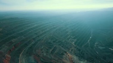 Panorama havadan görünümü açık çukur maden kömür madenciliği, damperli, taş ocağı çıkarıcı sanayi sıyırma çalışmaları vurdu. Büyük Sarı Maden Kamyonları. Çok sayıda makine kamyonu ile opencast madenciliğinde drone'dan görünüm