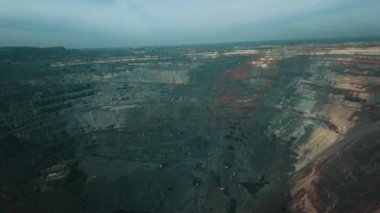 Panorama havadan görünümü açık çukur maden kömür madenciliği, damperli, taş ocağı çıkarıcı sanayi sıyırma çalışmaları vurdu. Büyük Sarı Maden Kamyonları. Çok sayıda makine kamyonu ile opencast madenciliğinde drone'dan görünüm