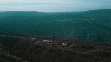 Panorama havadan görünümü açık çukur maden kömür madenciliği, damperli, taş ocağı çıkarıcı sanayi sıyırma çalışmaları vurdu. Büyük Sarı Maden Kamyonları. Çok sayıda makine kamyonu ile opencast madenciliğinde drone'dan görünüm