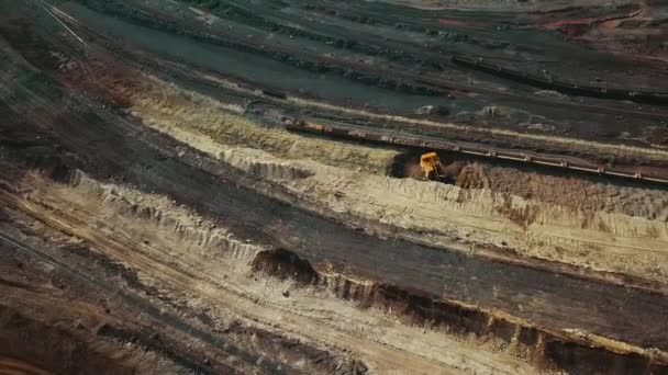 パノラマ航空ビューショットオープンピット鉱山炭鉱 ダンパー 採石抽出産業ストリッピング作業 ビッグイエローマイニングトラック 機械トラックの多くとオープンキャストマイニングでドローンからの眺め — ストック動画
