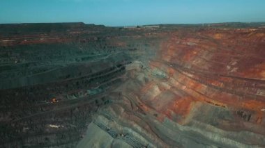 Madencilik için açık maden ocağı. Demir cevheri madenciliği. Kazma ve madencilik işi.