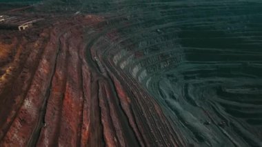 Madencilik için açık maden ocağı. Demir cevheri madenciliği. Kazma ve madencilik işi.