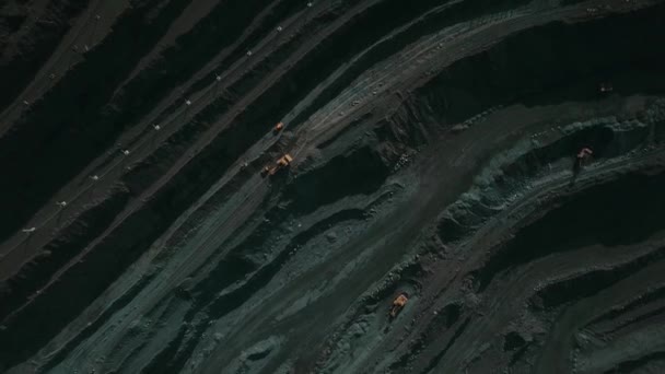 露天掘り鉱山のための露天掘り鉄鉱石採掘作業ストリップと高さから撮影鉱山作業 — ストック動画