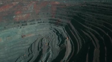 Madencilik için açık maden ocağı. Demir cevheri madenciliği. Kazma ve madencilik işi.