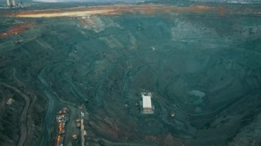 Demir cevheri madenciliğinin havadan görünüşü, demir cevheri çıkartan açık dökük bir mayının panoraması, bir taş ocağında patlamaya hazırlanıyor, açık çukur üzerindeki patlayıcı çalışmaları.