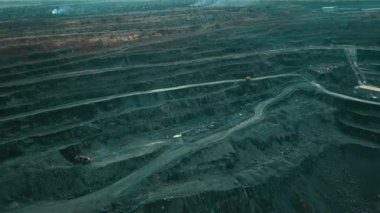 Demir cevheri madenciliğinin havadan görünüşü, demir cevheri çıkartan açık dökük bir mayının panoraması, bir taş ocağında patlamaya hazırlanıyor, açık çukur üzerindeki patlayıcı çalışmaları.