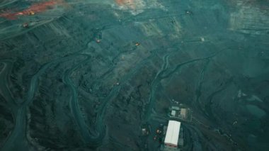 Demir cevheri madenciliğinin havadan görünüşü, demir cevheri çıkartan açık dökük bir mayının panoraması, bir taş ocağında patlamaya hazırlanıyor, açık çukur üzerindeki patlayıcı çalışmaları.