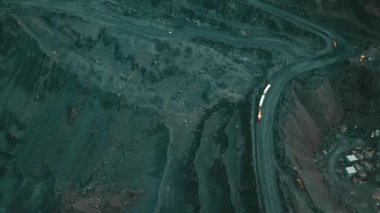 Demir cevheri madenciliğinin havadan görünüşü, demir cevheri çıkartan açık dökük bir mayının panoraması, bir taş ocağında patlamaya hazırlanıyor, açık çukur üzerindeki patlayıcı çalışmaları.