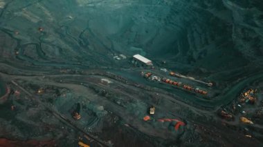 Demir cevheri madenciliğinin havadan görünüşü, demir cevheri çıkartan açık dökük bir mayının panoraması, bir taş ocağında patlamaya hazırlanıyor, açık çukur üzerindeki patlayıcı çalışmaları.