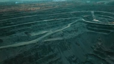 Demir cevheri madenciliğinin havadan görünüşü, demir cevheri çıkartan açık dökük bir mayının panoraması, bir taş ocağında patlamaya hazırlanıyor, açık çukur üzerindeki patlayıcı çalışmaları.