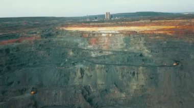 Demir cevheri madenciliğinin havadan görünüşü, demir cevheri çıkartan açık dökük bir mayının panoraması, bir taş ocağında patlamaya hazırlanıyor, açık çukur üzerindeki patlayıcı çalışmaları.
