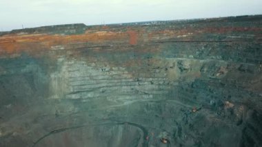 Demir cevheri madenciliğinin havadan görünüşü, demir cevheri çıkartan açık dökük bir mayının panoraması, bir taş ocağında patlamaya hazırlanıyor, açık çukur üzerindeki patlayıcı çalışmaları.
