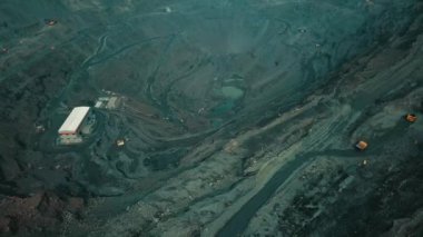 Demir cevheri madenciliğinin havadan görünüşü, demir cevheri çıkartan açık dökük bir mayının panoraması, bir taş ocağında patlamaya hazırlanıyor, açık çukur üzerindeki patlayıcı çalışmaları.