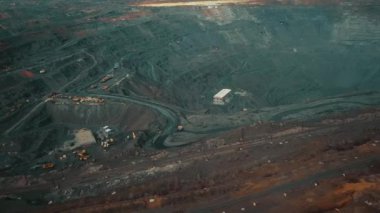 Demir cevheri madenciliğinin havadan görünüşü, demir cevheri çıkartan açık dökük bir mayının panoraması, bir taş ocağında patlamaya hazırlanıyor, açık çukur üzerindeki patlayıcı çalışmaları.