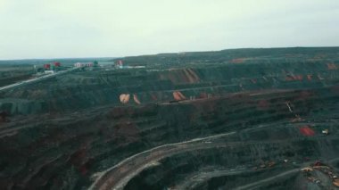 Demir cevheri madenciliğinin havadan görünüşü, demir cevheri çıkartan açık dökük bir mayının panoraması, bir taş ocağında patlamaya hazırlanıyor, açık çukur üzerindeki patlayıcı çalışmaları.