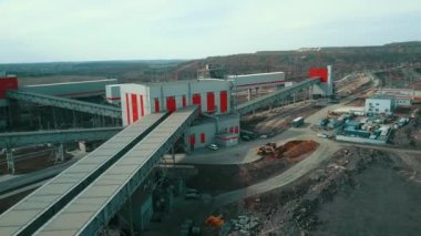 Bitki metalurji madencilik ve fabrika işleme hava görüntüsü 4K video.