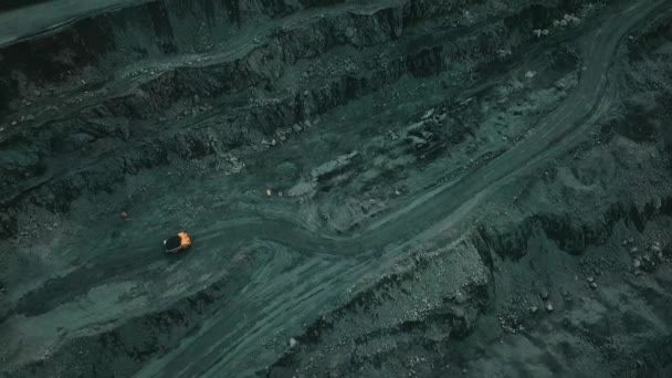 铁矿开采的空中景观 露天铁矿开采的全景 采石场铁矿爆破准备工作 露天采场爆破工作 — 图库视频影像