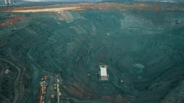 Demir Cevheri Madenciliğinin Havadan Görünüşü Demir Cevheri Çıkartan Açık Dökük — Stok video