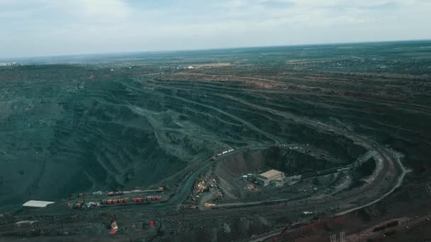 Demir Cevheri Madenciliğinin Havadan Görünüşü Demir Cevheri Çıkartan Açık Dökük — Stok video