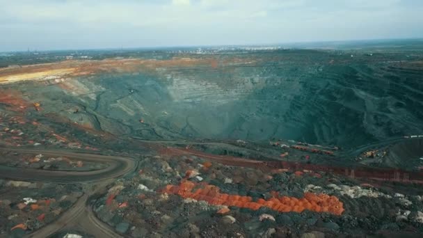 Vista Aérea Minería Mineral Hierro Panorama Una Mina Cielo Abierto — Vídeo de stock