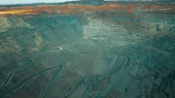 铁矿开采的空中景观 露天铁矿开采的全景 采石场铁矿爆破准备工作 露天采场爆破工作 — 图库视频影像