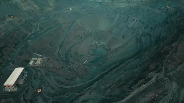 Vista Aérea Minería Mineral Hierro Panorama Una Mina Cielo Abierto — Vídeos de Stock
