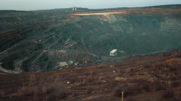 Letecký pohled na těžbu železné rudy, Panorama povrchové těžby železné rudy, příprava k odpalování v lomové těžbě železné rudy, Výbušné práce na otevřené jámě