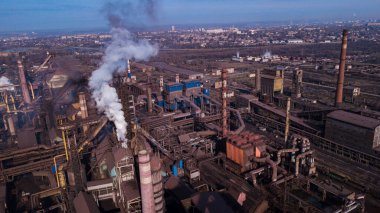 Çelik ekolojisi metalürjik demir fabrikası endüstriyel boruların kirliliğinden duman çıkarıyor. İnsansız hava aracından görüntüle.