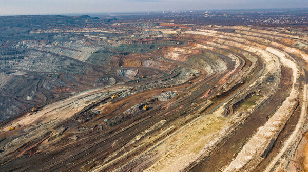 An open-cast mine quarry using an open-pit mining of ore type according to a height study