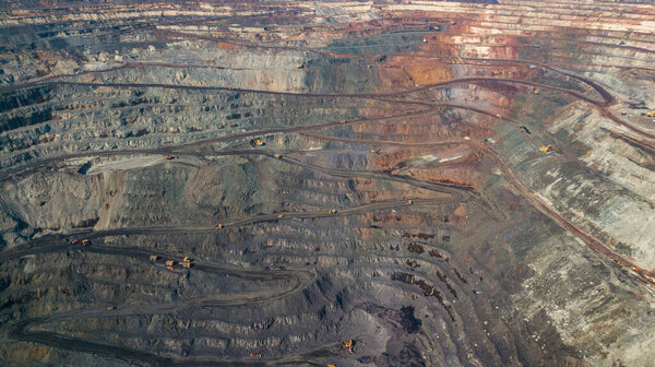 An open-cast mine quarry using an open-pit mining of ore type according to a height study