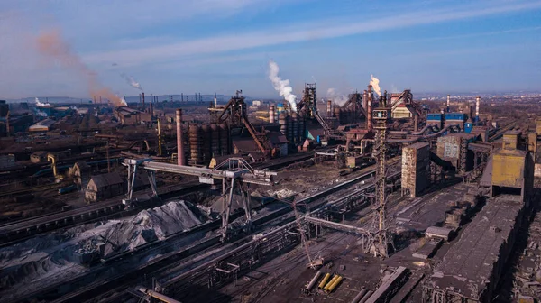 생태학 공장은 산업용 파이프의 오염으로 담배를 피운다 드론에서 — 스톡 사진