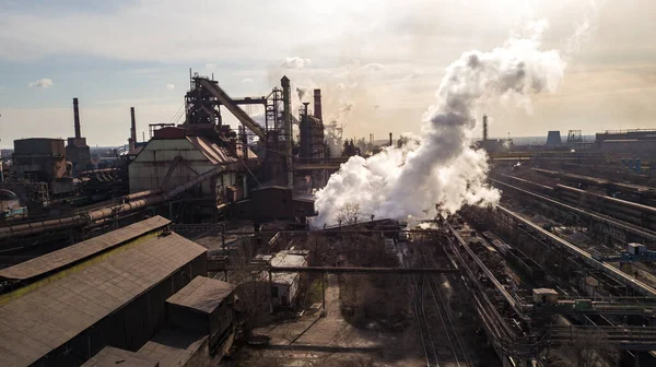 鉄鋼生態冶金鉄工場は 産業パイプの汚染から煙 ドローンからの眺め — ストック写真