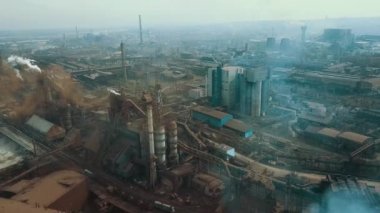 Çelik değirmeni metalürjik bitki kötü ekoloji dumanı borular hava video 4k.