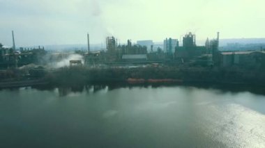 Çelik değirmeni metalürjik bitki kötü ekoloji dumanı borular hava video 4k.