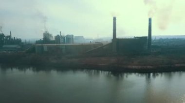 Çelik değirmeni metalürjik bitki kötü ekoloji dumanı borular hava video 4k.