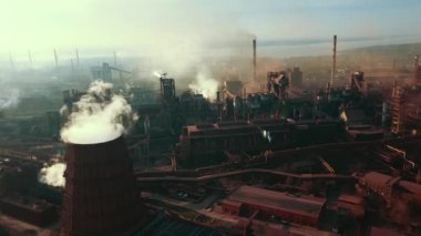 Çelik değirmeni metalürjik bitki kötü ekoloji dumanı borular hava video 4k.