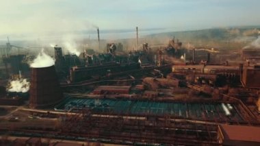 Çelik değirmeni metalürjik bitki kötü ekoloji dumanı borular hava video 4k.