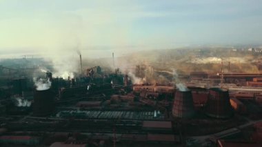 Çelik değirmeni metalürjik bitki kötü ekoloji dumanı borular hava video 4k.