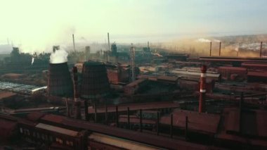 Çelik değirmeni metalürjik bitki kötü ekoloji dumanı borular hava video 4k.