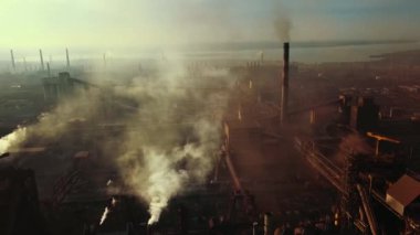 Çelik değirmeni metalürjik bitki kötü ekoloji dumanı borular hava video 4k.