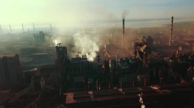 Çelik değirmeni metalürjik bitki kötü ekoloji dumanı borular hava video 4k.