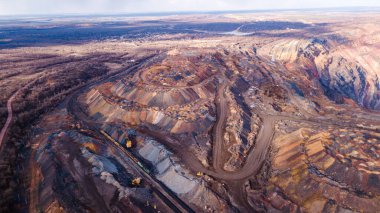 Büyük demir cevheri ocağı açık demir cevheri madenciliği..