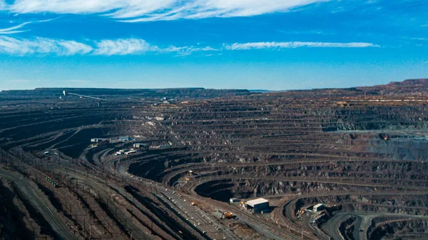 鉄鉱石採掘の空中写真 露天掘り鉱山のパノラマ — ストック写真