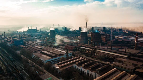 産業用パイプの汚染による鉄鋼生態冶金鉄工場の煙 — ストック写真