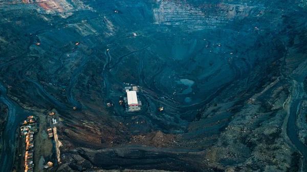 철광석 채굴의 철광석 채취를 노천광의 파노라마 광산에서 — 스톡 사진