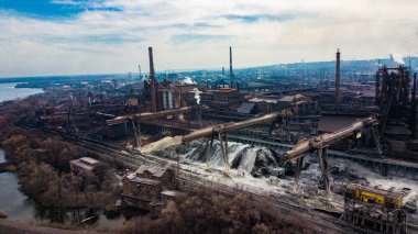 Metalürjik üretim tesisi borulardan çıkan dumanlı kötü ekoloji hava fotoğrafçılığı