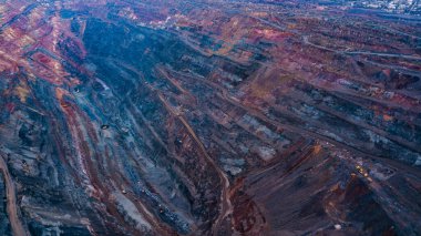 Büyük demir cevheri ocağı açık demir cevheri madenciliği..