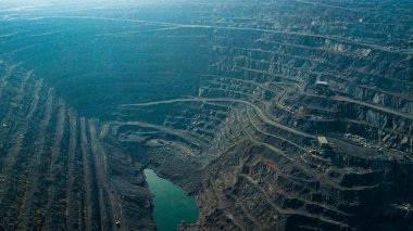 Yükseklik araştırmasına göre açık maden ocağı tipi bir maden ocağı.