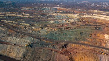 Yükseklik araştırmasına göre açık maden ocağı tipi bir maden ocağı.